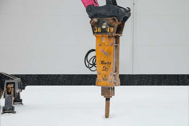 Гидромолот на базе колесного полноповоротного экскаватора