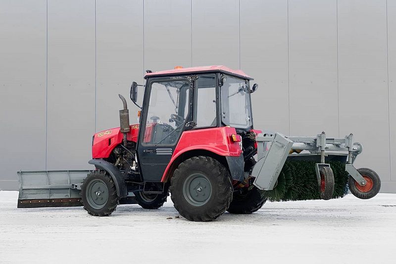 Трактор Беларус МТЗ 320 – с щеткой и передним отвалом