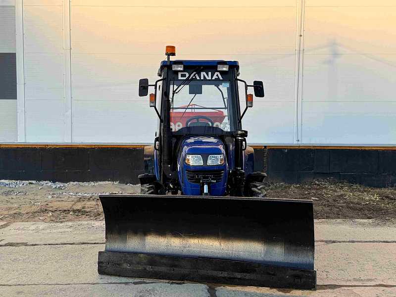 Трактор LOVOL с отвалом и пескоразбрасывателем 