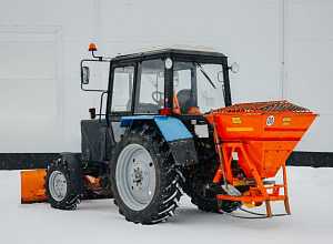 Трактор Беларус МТЗ – с пескоразбрасывателем и отвалом