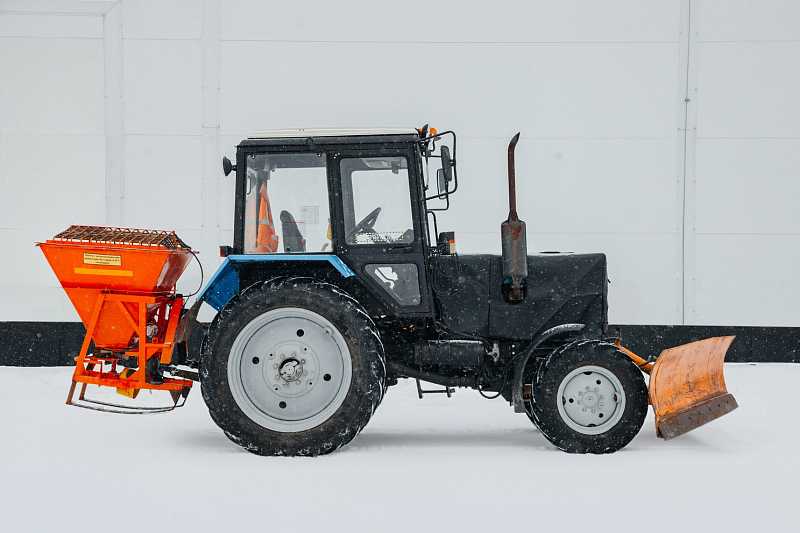 Трактор Беларус МТЗ – с пескоразбрасывателем и отвалом