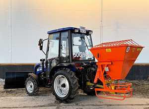 Трактор LOVOL с отвалом и пескоразбрасывателем 