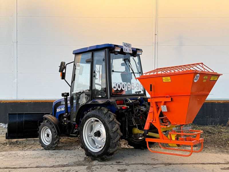 Трактор LOVOL с отвалом и пескоразбрасывателем 