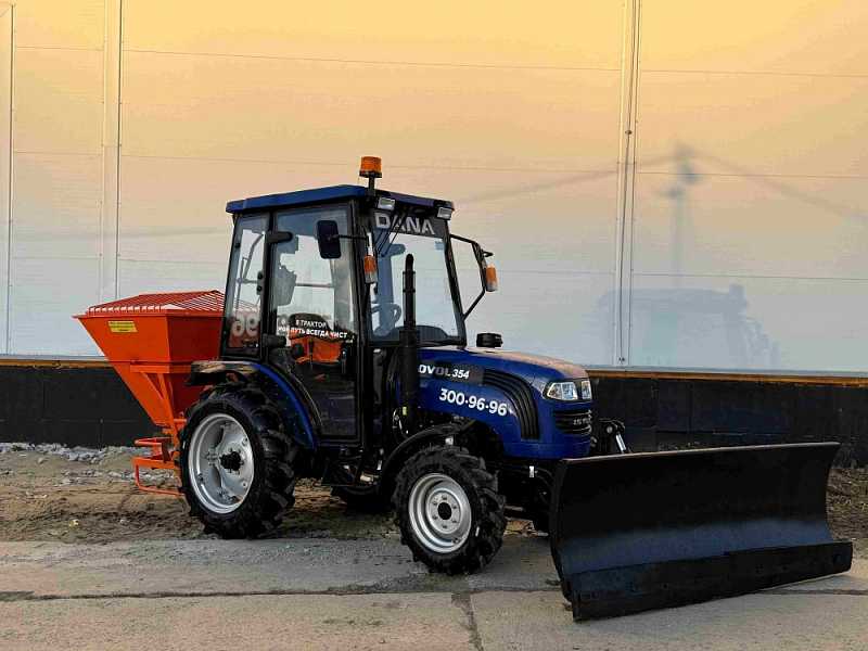 Трактор LOVOL с отвалом и пескоразбрасывателем 