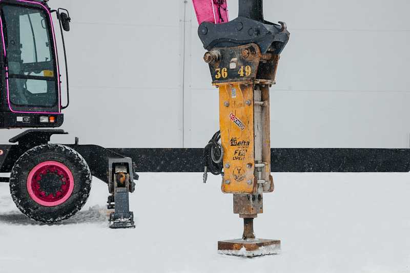 Трамбовка на базе колесного полноповоротного экскаватора