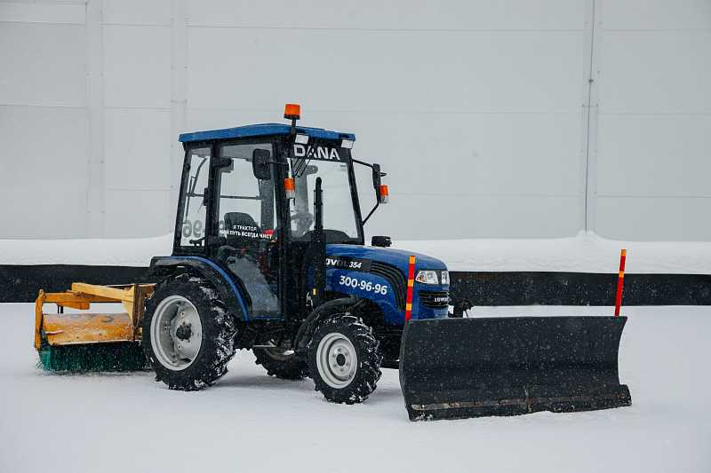 Трактор Беларус МТЗ 320 – с щеткой и передним отвалом