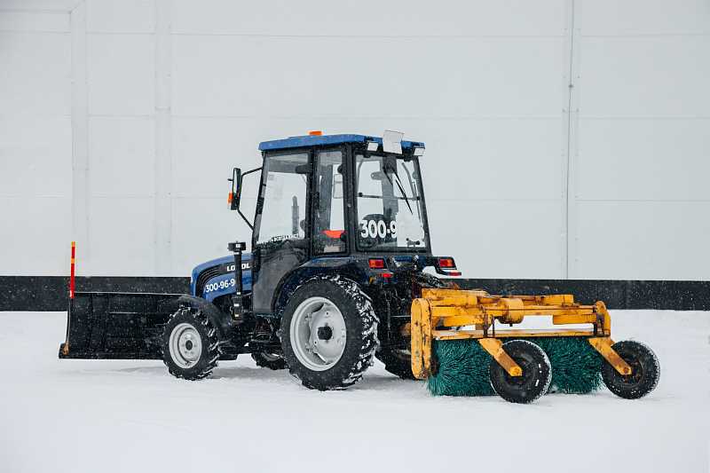 Трактор Беларус МТЗ 320 – с щеткой и передним отвалом