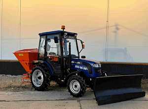 Трактор LOVOL с отвалом и пескоразбрасывателем 