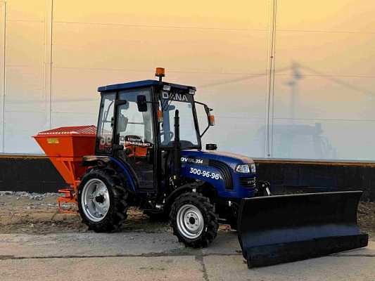 Трактор LOVOL с отвалом и пескоразбрасывателем 