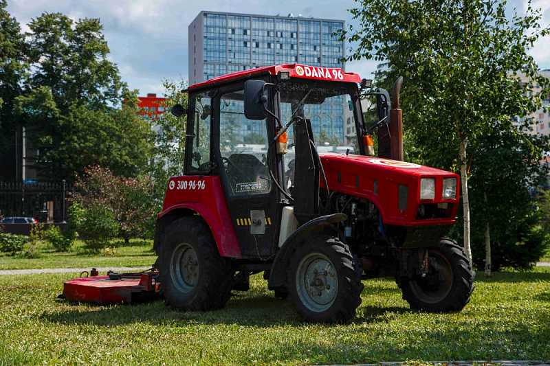 Трактор Беларус МТЗ 320 – с косой и фронтальным ковшом 