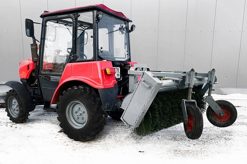 Трактор Беларус МТЗ 320 – с щеткой и передним отвалом