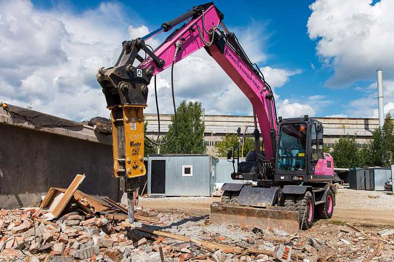 Гидромолот на базе колесного полноповоротного экскаватора