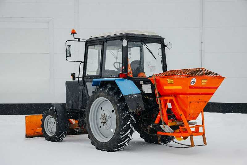 Трактор Беларус МТЗ – с пескоразбрасывателем и отвалом