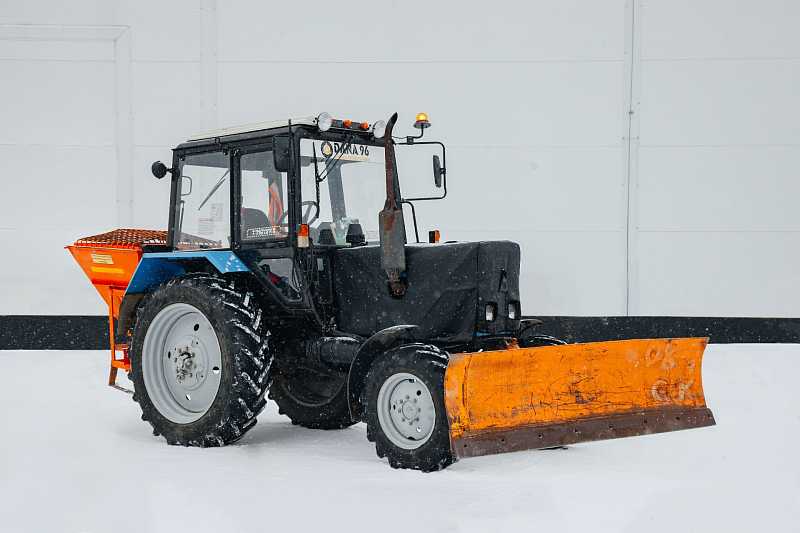 Трактор Беларус МТЗ – с пескоразбрасывателем и отвалом